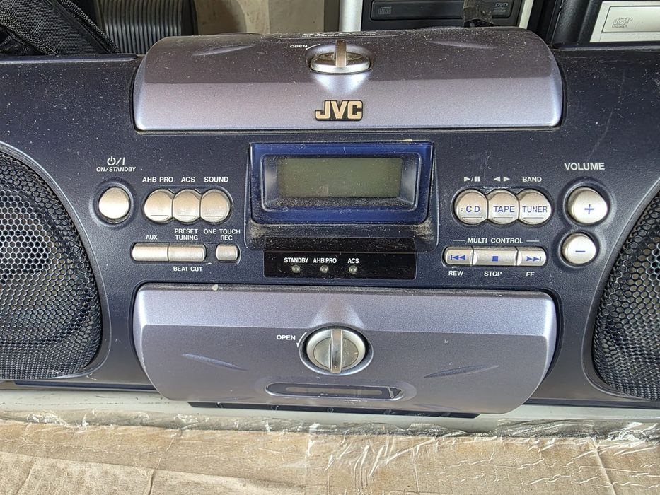 Vand radiocasetofon portabil cu cd  JVC