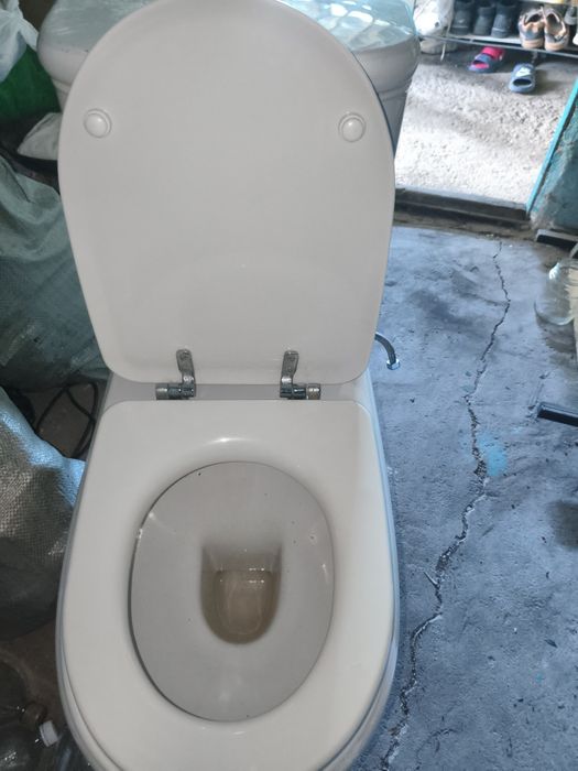 Продам унитаз 2 штуки.