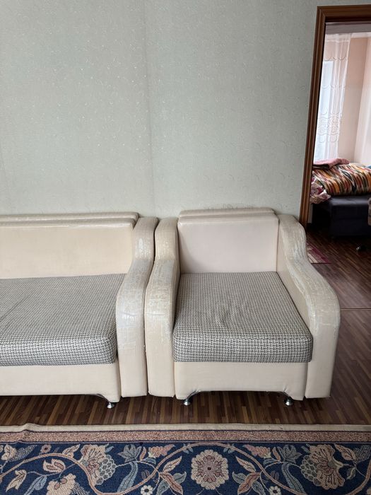 Угловой диван и кресло