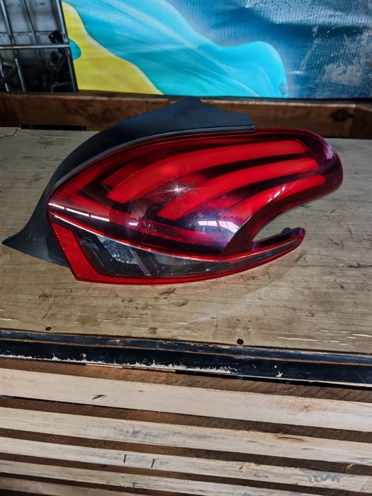 Десен стоп за Peugeot 208