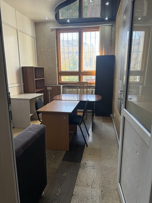 Офис   20 кв    2 этаж.