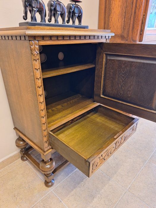 Винтидж шкаф с богата дърворезба