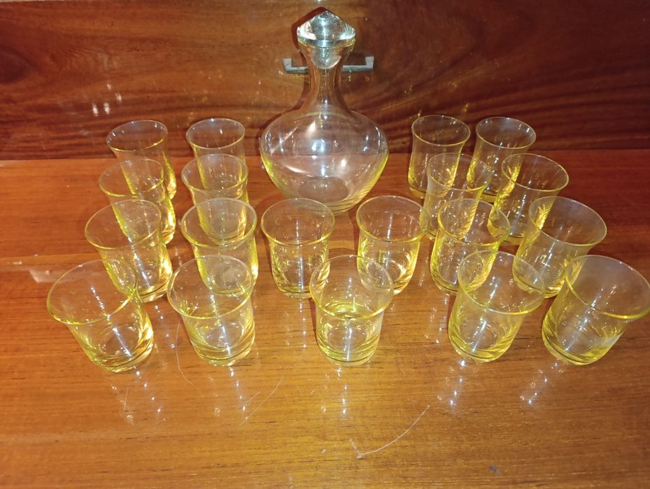 Ваза,графин с рюмками.Коньячный набор.Ложки и вилки.