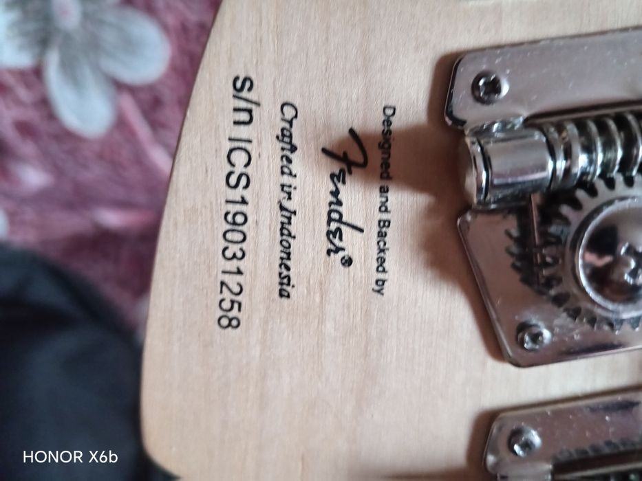 Продам бас гитару, цена . за всё.