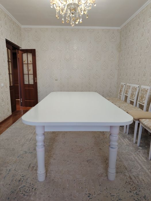Стол и стулья хорошего качества