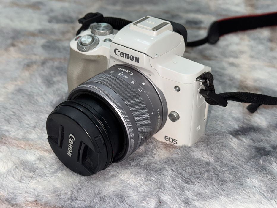 Canon EOS M50 Wi-Fi Kamera & EF-M 15-45mm IS STM Obeyktiv (Oq)