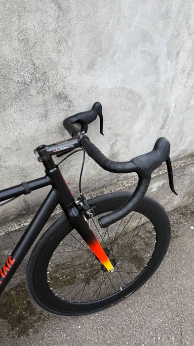 Santafixie Raval Black Sunset mărimea 55 cm – Ghidon dropbar, manete SRAM, Ynot Straps inclus