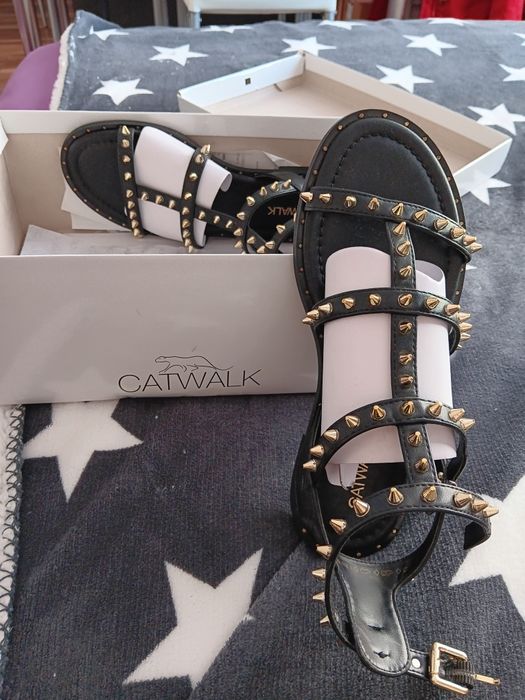 Дамски сандали с капси