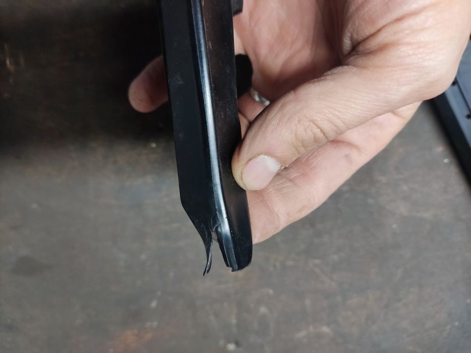 Продаю крепление зеркал subaru