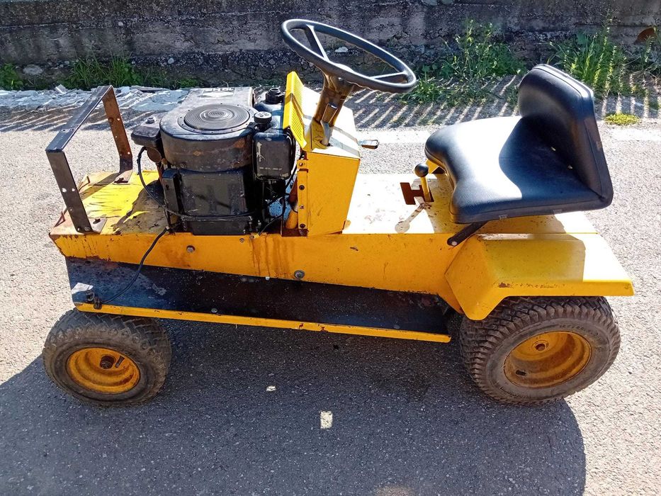 Vând tractoras de tuns iarba
