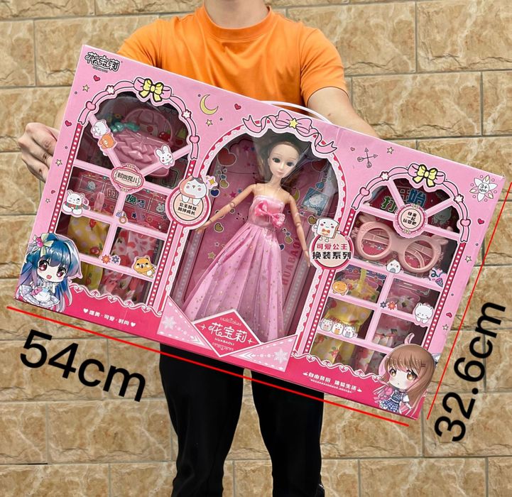 Teshiklarida oyinchoqlar bolgan qizlarning havaskor fotosuratlari