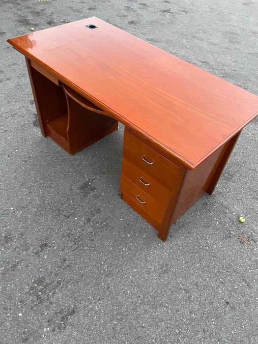 Стол письменный в прекрасном состоянии для дома или офиса. Kaspi RED