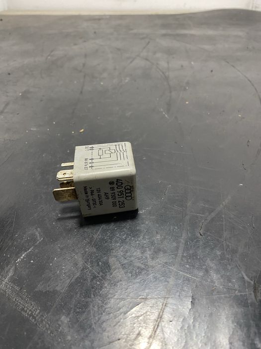 Releu 372 pompa benzina vw Passat B5.5 Audi A4 B5 A8 D2 4D0951253