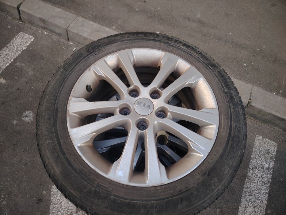 Vând genti kia originale (model nou)cu cauciucuri iarna 205/55/R16