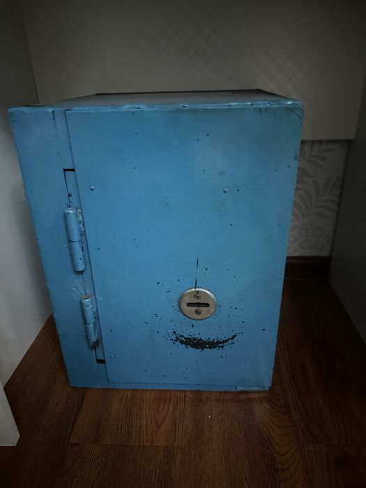 Продам железны сеф