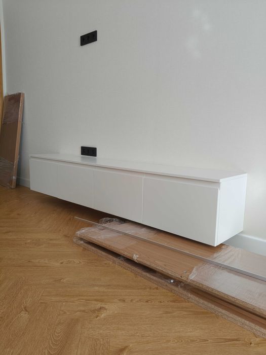 Продам тв тумбу Срочно;