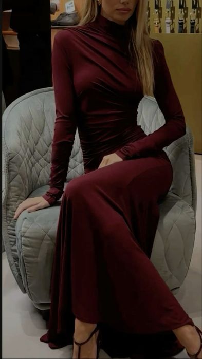 Платье длинное.