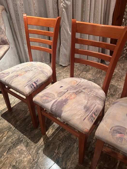 Продавам масивна маса от дъб със столове