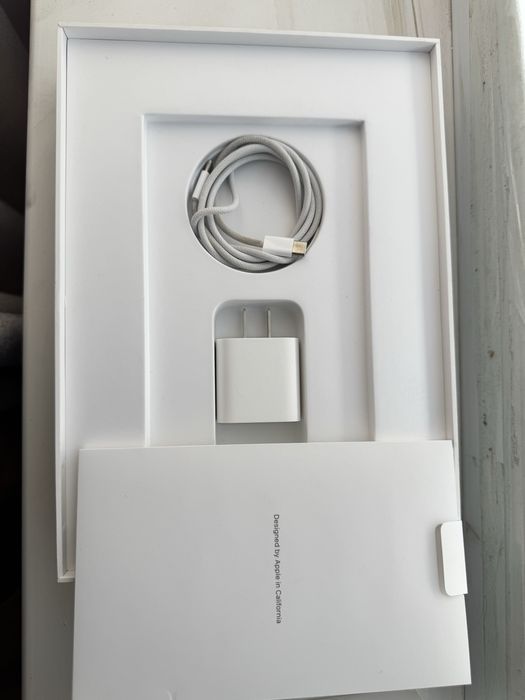 Apple iPad A16 (2025).  6/128gb