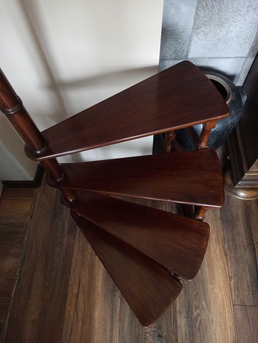 Стълба за библиотека