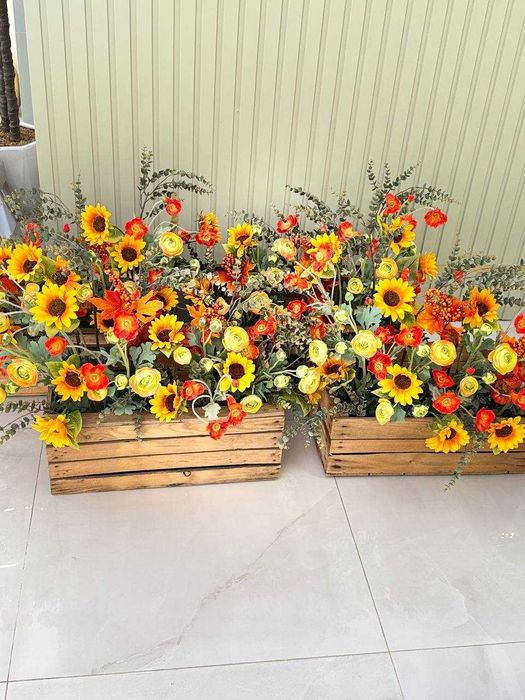 Продам новогодний декор + цветы (остатки инвентаря)