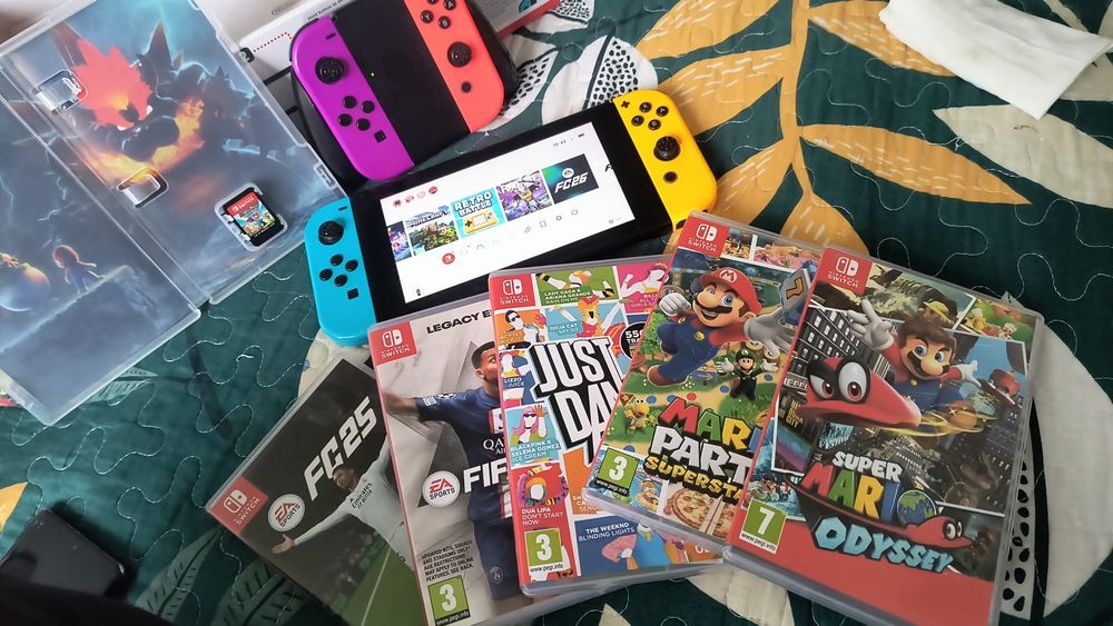 Nintendo Consolă Switch  (6 jocuri incluse, 4 Joy-Con, card memorie)