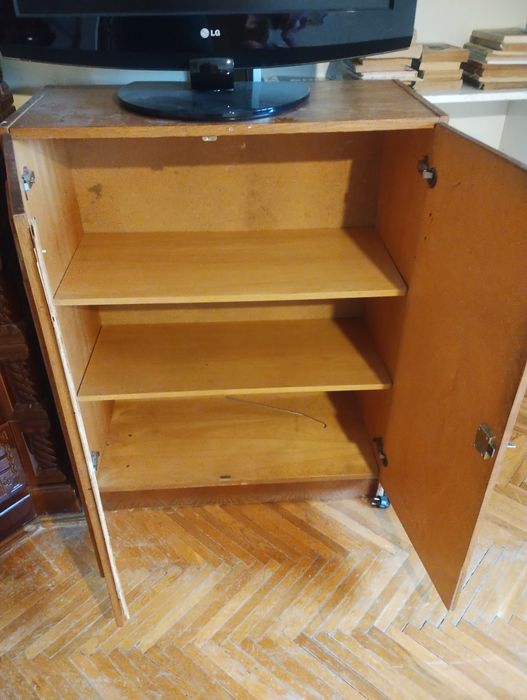 Mobila dormitor: pat cu saltea 140x200, 2 dulapuri mari, un dulap mic, o bibliotecă