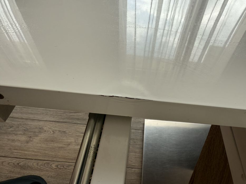 Разтегателна маса с бял мдф плот, кафяви крака, дъб сонома