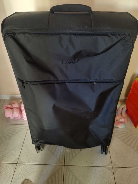 Голям черен куфар