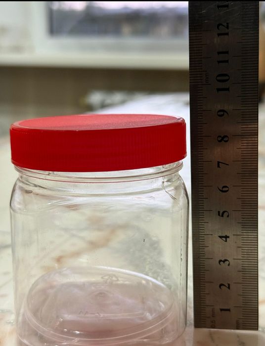 Пластиковая банка с крышкой