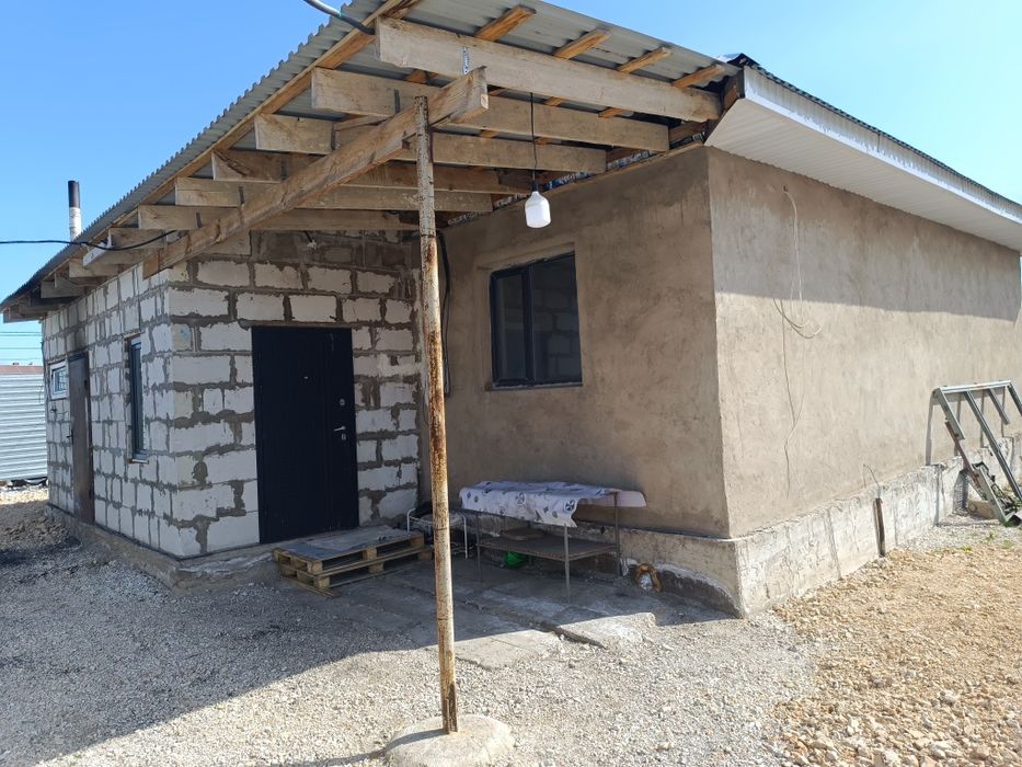 Үй сатылады. Дом продается.