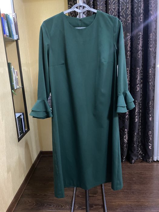 Элегантное изумрудное платье с воланами на рукавах