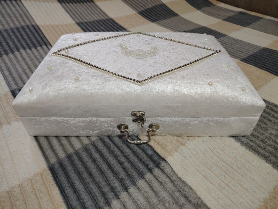 Красивый чемодан обшитый бархатом