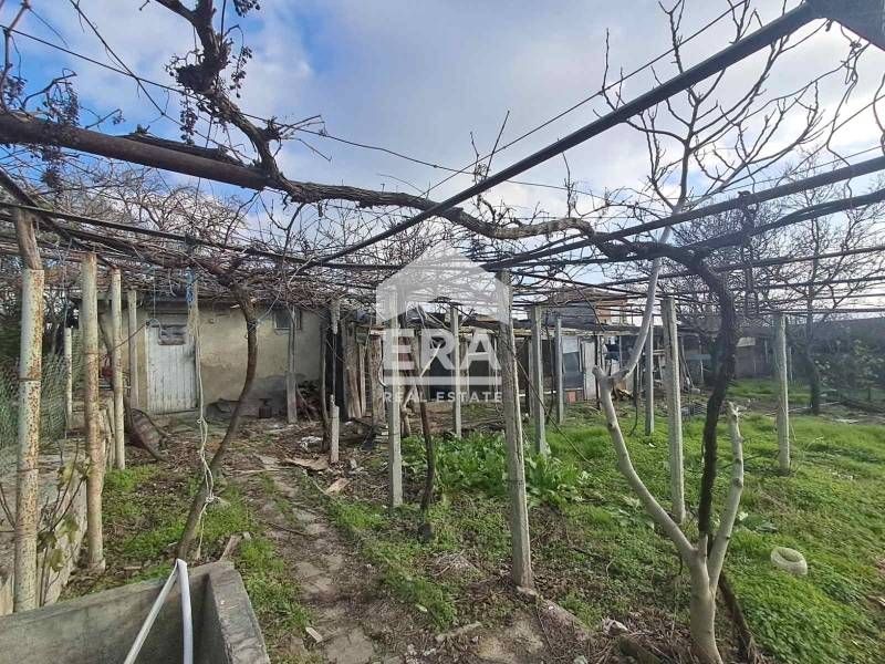 Едноетажна тухлена къща за продажба, с двор, в долната част на кв. Пов