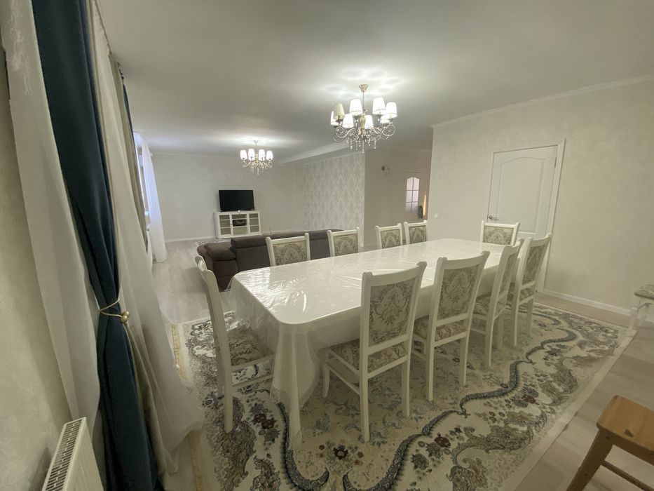 Стол с 12 стульями