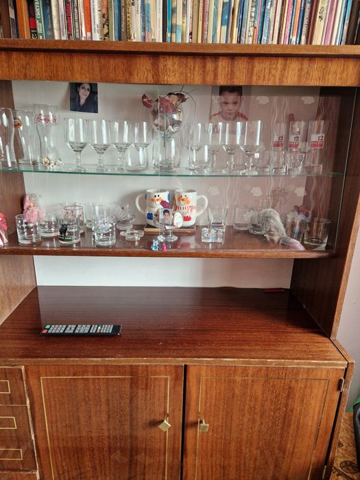 Тази секция  се подарява,към него има и шкаф с огледало.