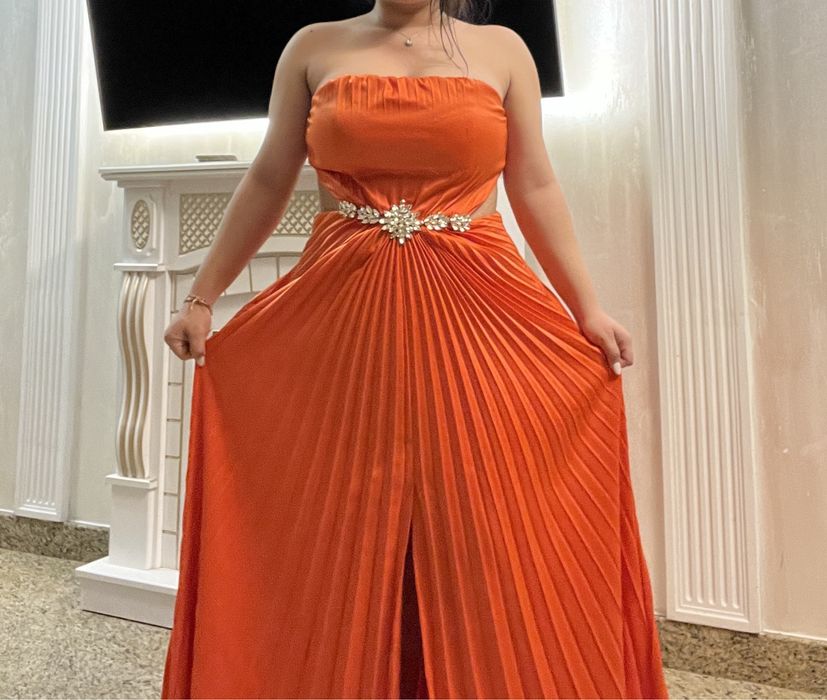 Rochie de seara culoare coray accesorizata cu pietre