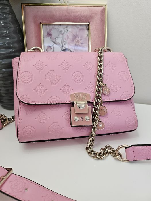 Дамска чанта на марката GUESS