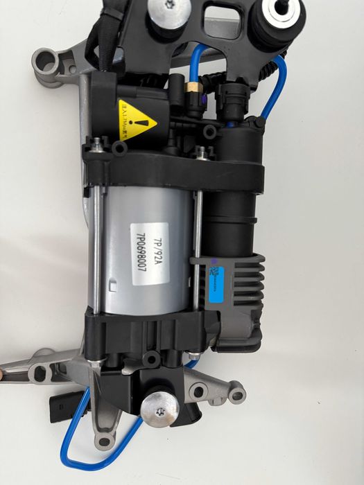 Compresor Suspensie Perne Aer VW Touareg Porsche Cayenne 7P cu suport