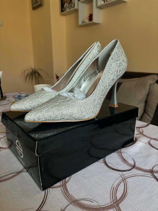 Сребристи официални обувки, чисто нови