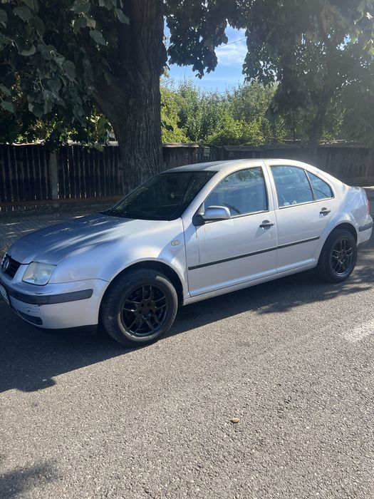 Vand bora 1.6 BENZINA