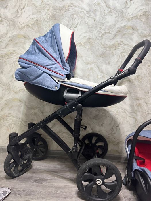 Продаю универсальную каляску (торг есть)