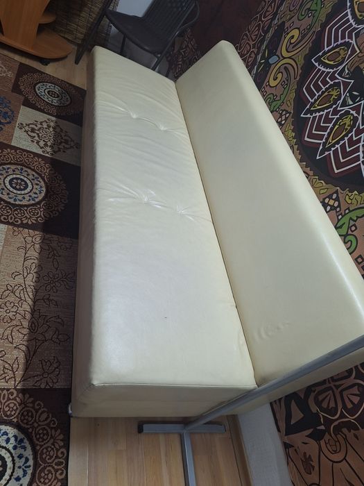 Продам диван. Экокожа.  Очень удобный.