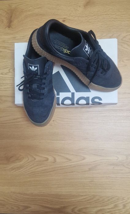 Vand pantofi sport Adidas colectie.