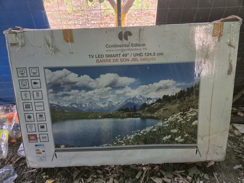 Continental Edison Smart LED cu diagonala de 49 de inchi (124,5 cm), rezoluție UHD 4K și sistem de sunet JBL integrat