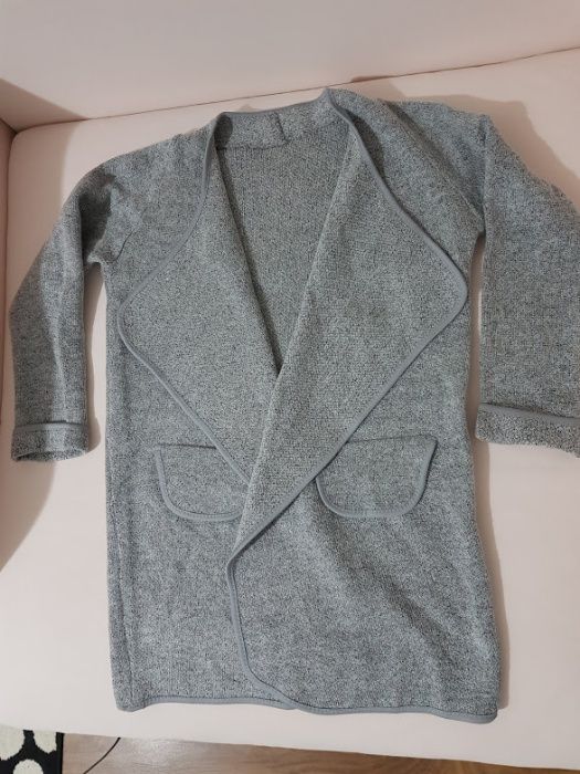Cardigan gri,cred ca este marimea S,nou fara etichete