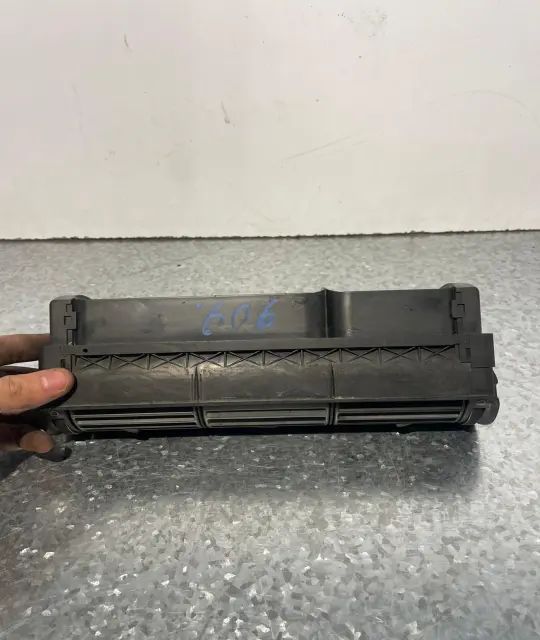 Grila ventilatie bord centru Audi A4 1996 1.9 TDI MT (110 hp)