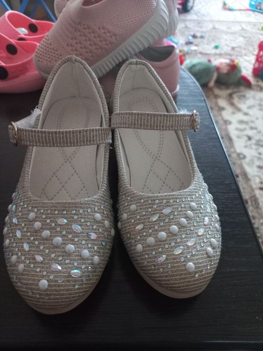 Продам разную обувь на  девочку