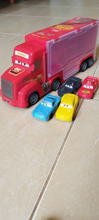 Продавам играчки, дрехи и спално бельо от поредицата Колите на Дисни