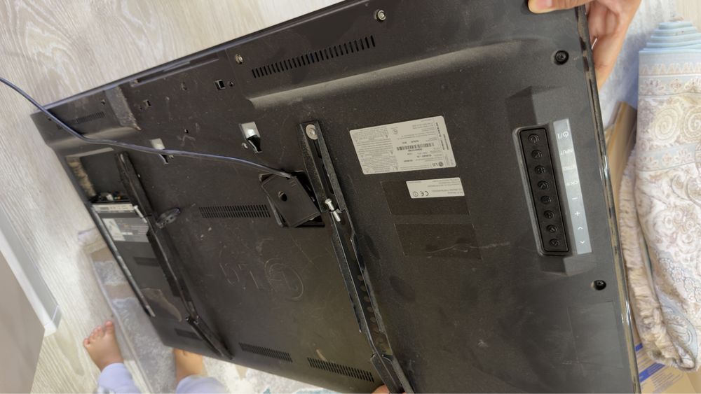 Продам LG телевизор . Сломан экран